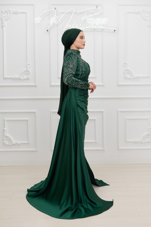 Petra Drape Detay Kol ve Göğüs Taşlı Saten Kalem Tesettür Abiye Zümrüt Zümrüt