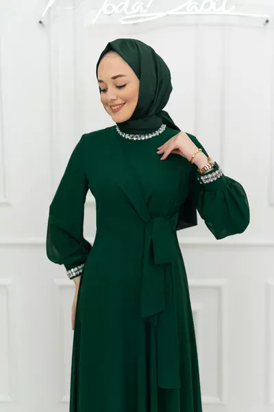 Jülide Yaka Ve Kol Taş Detay Bel Bağlamalı Şifon Kloş Tesettür Abiye Zümrüt