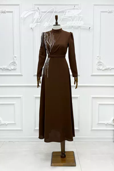 Mazel Omuz Ve Göğüs Taşlı Krep Kloş Tesettür Abiye Kahve