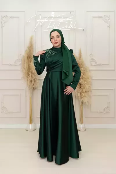 Dora Göğüs Drape Taş Detay  Asetat Saten Kloş Abiye Zümrüt
